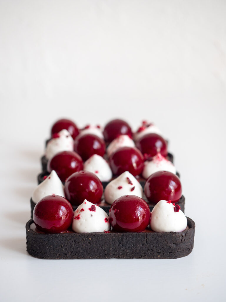 Tartaletka wiśniowa z ganache i chrupką