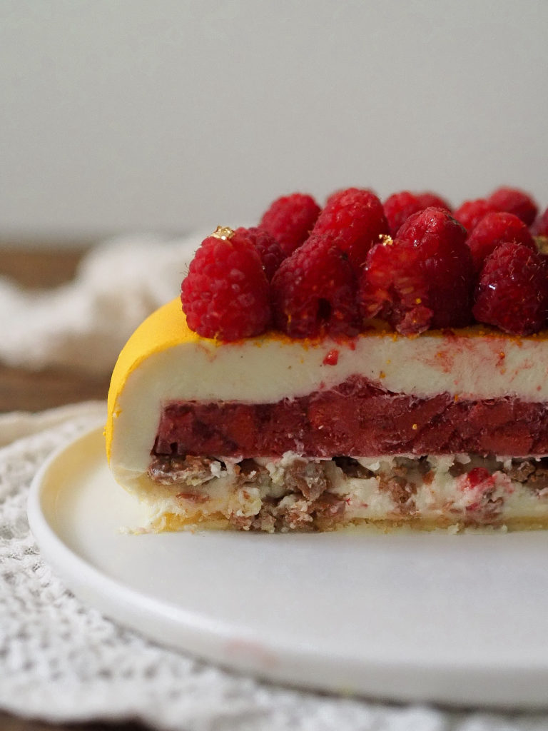 Waniliowy tort musowy z truskawkami i chrupką