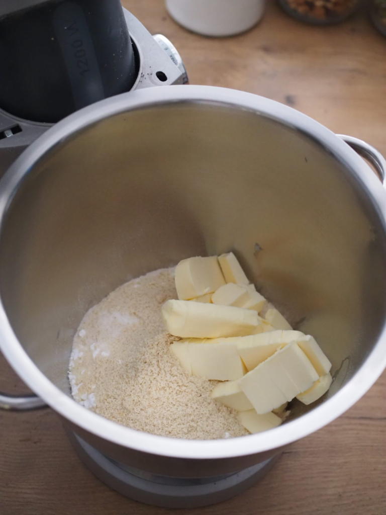 Tartaletka z curdem z marakui i bezą