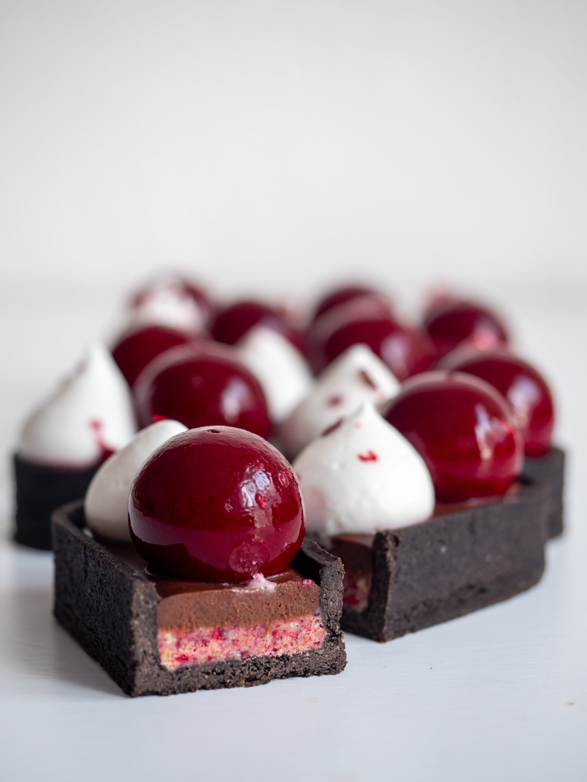 Tartaletka wiśniowa z ganache i chrupką