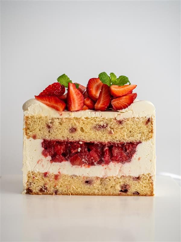 Truskawkowy bento cake z białą czekoladą